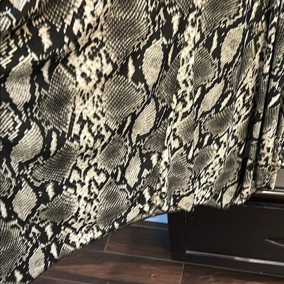 Isabella‎ Rodriguez Black and White Snake Print Midi Dress - Picture 6 of 7